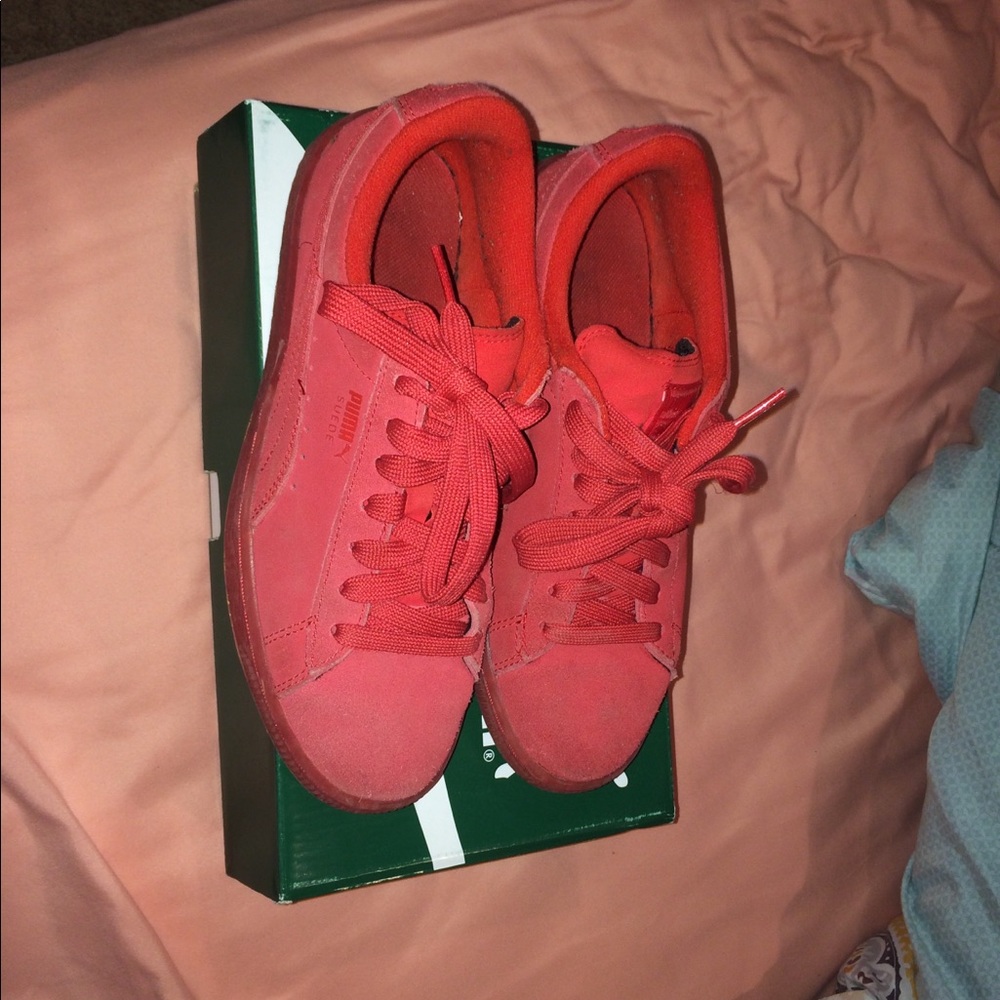 Women’s suede puma sneakers size 6